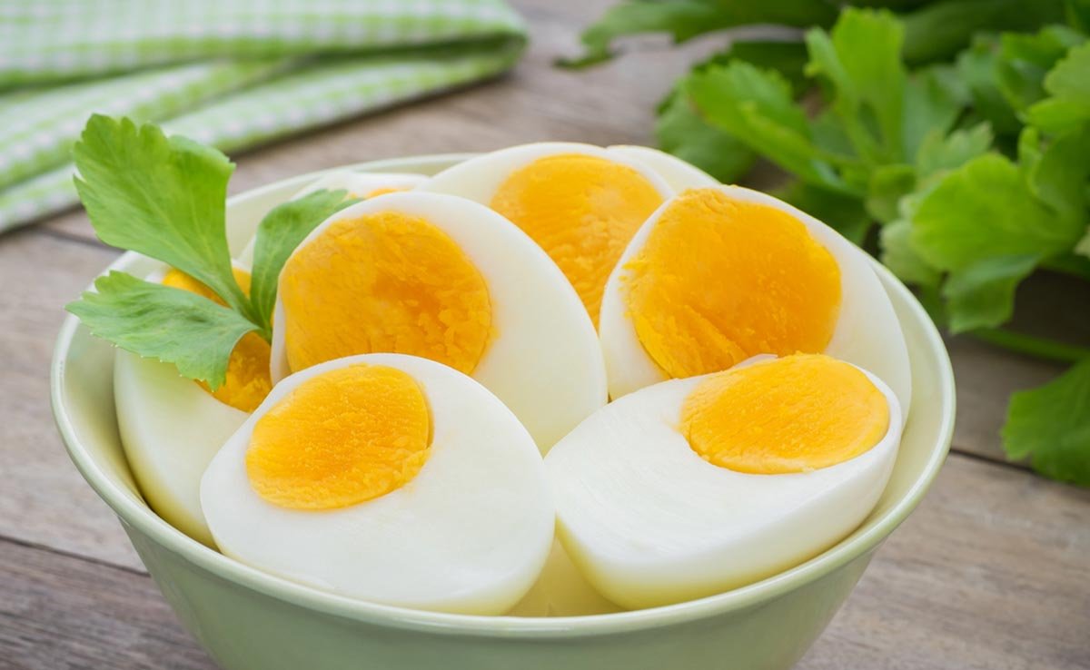 Fresh farm eggs being delivered to home in Kolhapur through Eggzzy subscription service